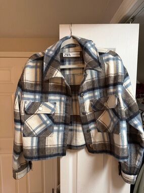 ZARA Cropped Plaid Snap-Front Jacket in Blue, Gray & Cream Size M